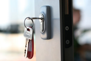 Zabouchnuté zabouchlé vhodové vstupní dveře otevření    klíč z druhé strany bez klíče